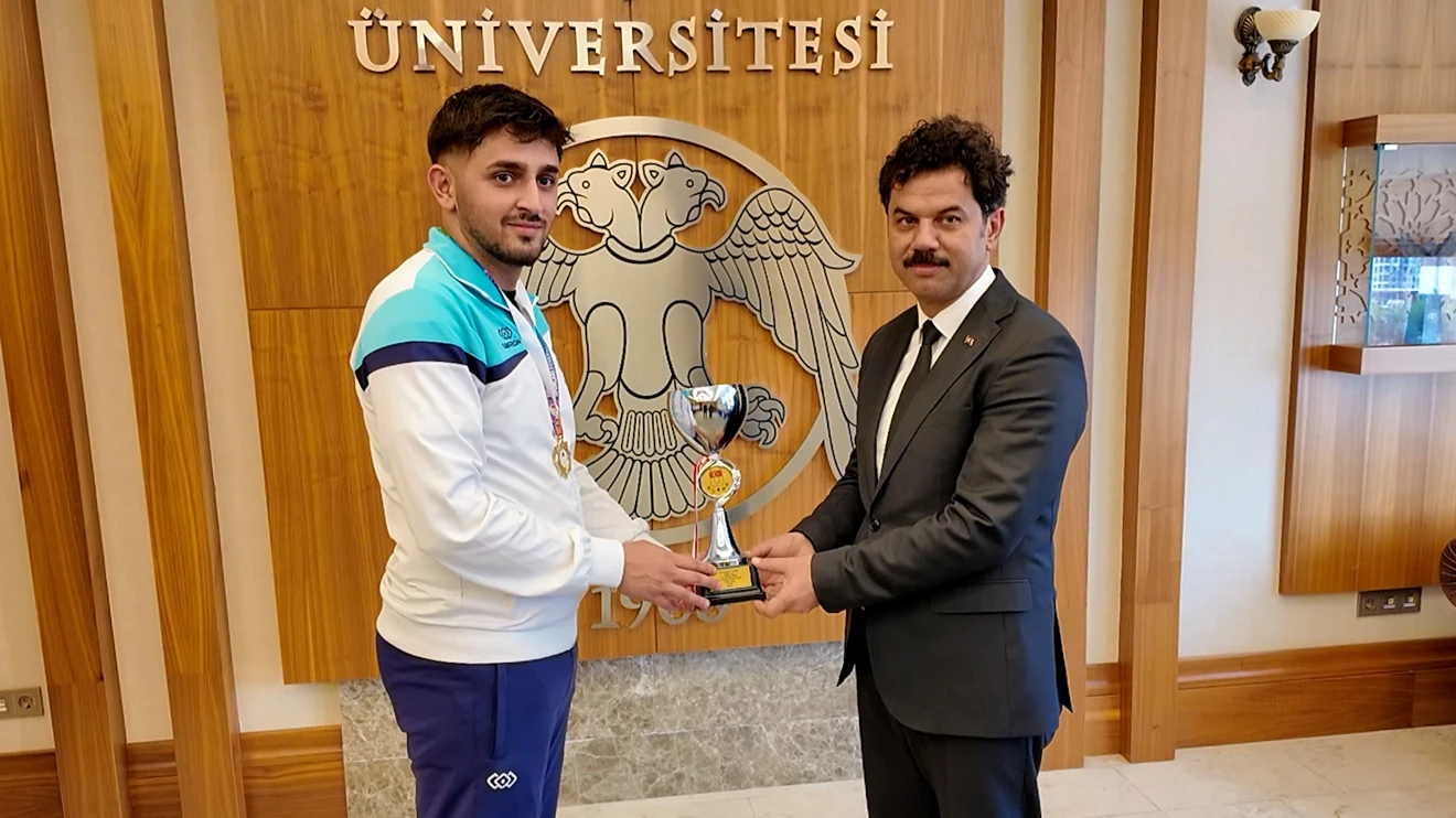 Türkiye’yi İtalya’da temsil edecek şampiyonlar, Rektör Yılmaz’ı ziyaret etti